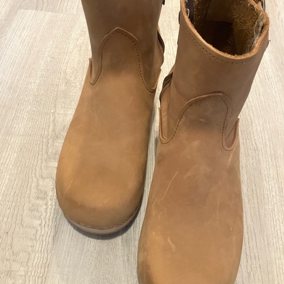 Like new. Sandgrens New York Low Clog Wooden Boots Size 40. Minor scuffs. - Picture 4 of 10